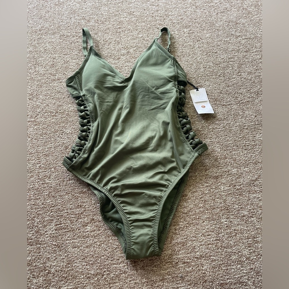 NWT Shade and shore green cutout one piece swimsuit. Adjustable straps. (Sku508)